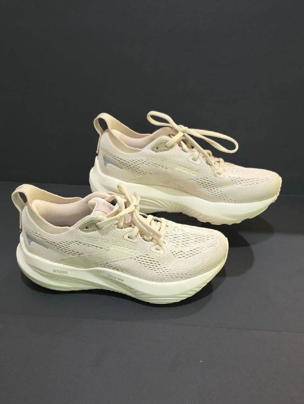 Brooks Glycerin 22 Womens Cream Lace-Up Athletic Sneakers Size 6